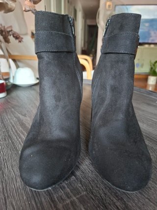 Botines negros con tacón tortuga