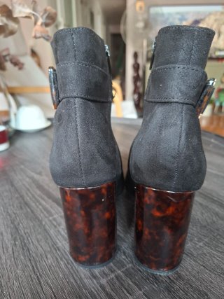 Botines negros con tacón tortuga
