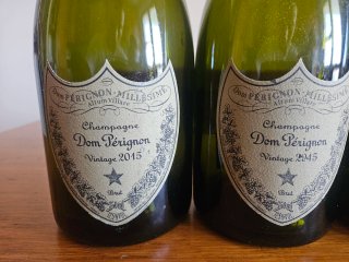 4 bottiglie Dom Pérignon vintage vuote con segni