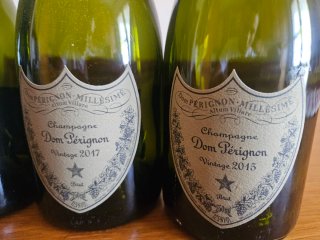 4 bottiglie Dom Pérignon vintage vuote con segni