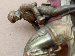 Figura medieval a caballo