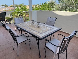 Mesa de terraza piedra y 4 sillas hierro forjado