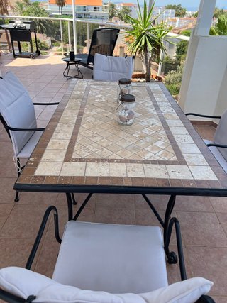 Mesa de terraza piedra y 4 sillas hierro forjado
