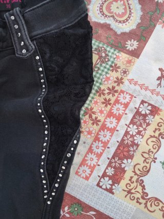 Pantalón pitillo negro elástico con tachuelas