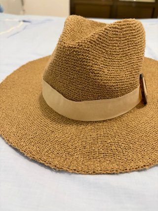 Sombrero de playa beige con detalle