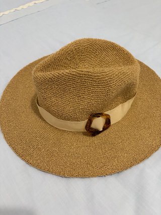 Sombrero de playa beige con detalle