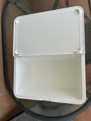 Mesa auxiliar con almacenaje para tumbona