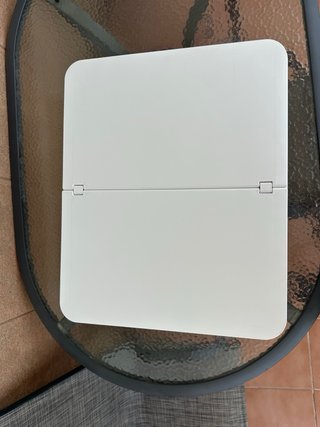 Mesa auxiliar con almacenaje para tumbona