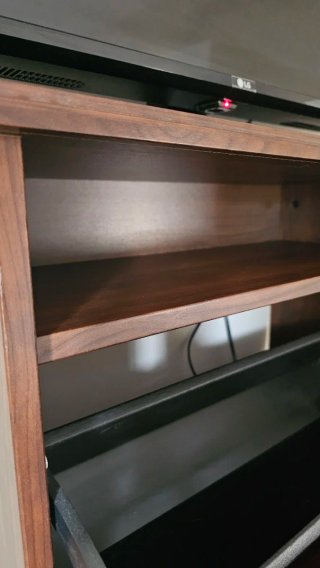 Zapatero de madera marrón
