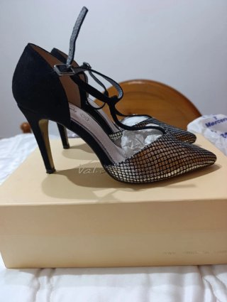 Zapatos de fiesta negros y plateados