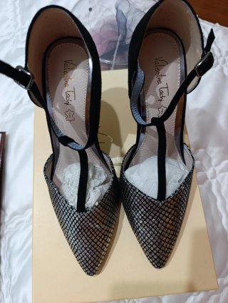 Zapatos de fiesta negros y plateados