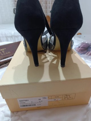 Zapatos de fiesta negros y plateados