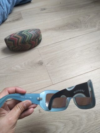 Gafas de sol negras y marrones