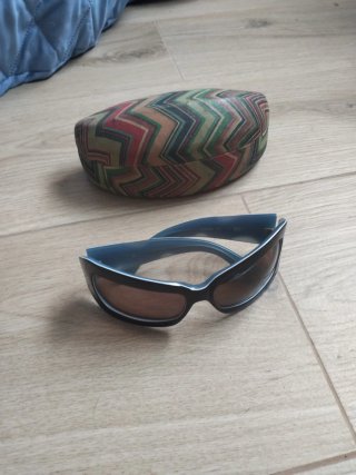 Gafas de sol negras y marrones