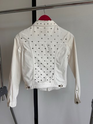 Cazadora vaquera blanca Zara con tachuelas