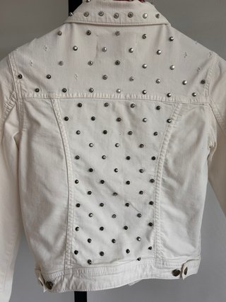 Cazadora vaquera blanca Zara con tachuelas