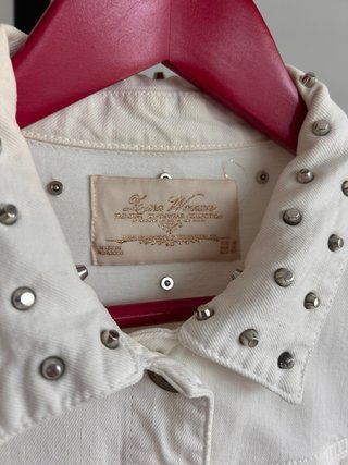 Cazadora vaquera blanca Zara con tachuelas