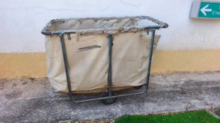 Carrito de metal para escombros