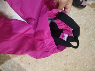 Pantalones de nieve rosas y manoplas