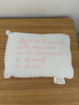Cojín bordado Angel de la Guarda rosa