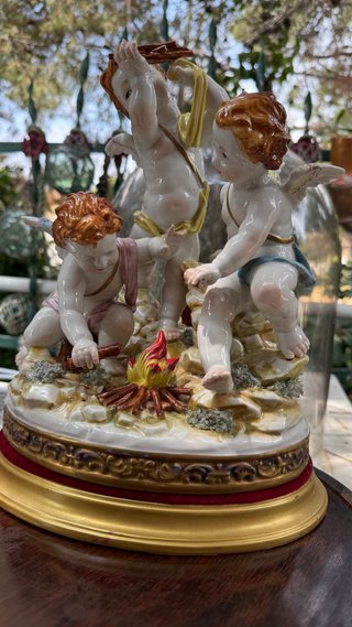 Fanal antiguo con figuras de porcelana