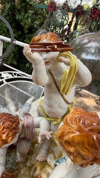 Fanal antiguo con figuras de porcelana