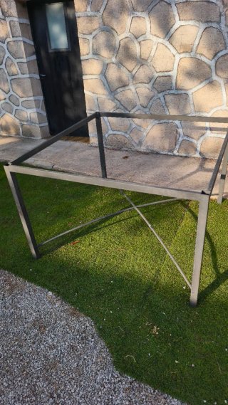 Soporte metálico robusto para mesa