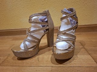 Zapatos de fiesta dorados con brillos
