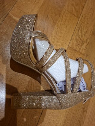 Zapatos de fiesta dorados con brillos