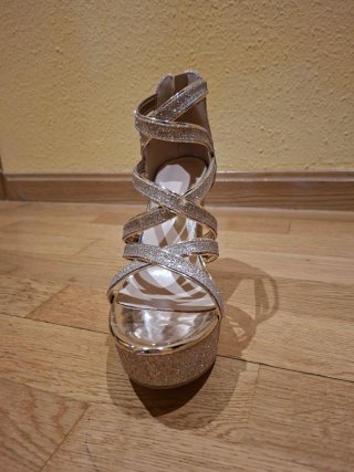 Zapatos de fiesta dorados con brillos