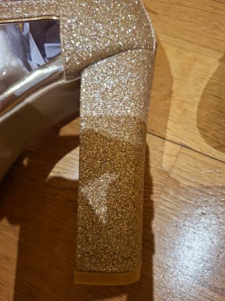 Zapatos de fiesta dorados con brillos