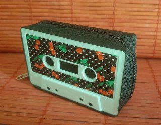 Monedero Cassette Cerezas Negro Rojo