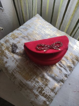 Bolso de fiesta rojo con pedrería