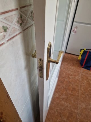 Puerta blanca con cristal y manilla