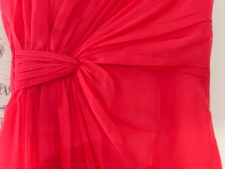 Vestido largo color rojo cereza para eventos.