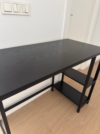 Escritorio negro con estanterías