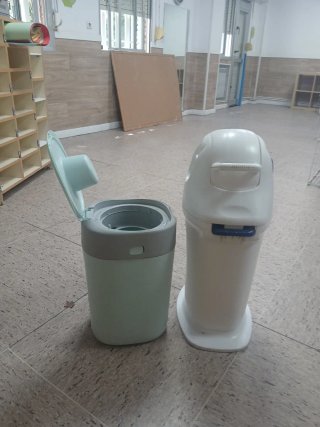 Cubo para pañales verde y blanco