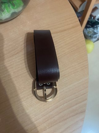 Cintura marrone con fibbia dorata