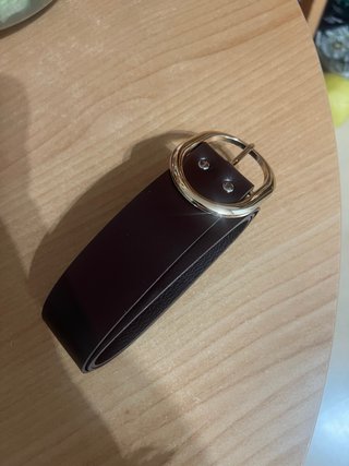 Cintura marrone con fibbia dorata