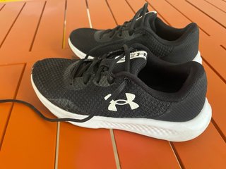 Zapatillas Under Armour Negras y Blancas