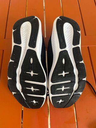 Zapatillas Under Armour Negras y Blancas