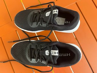 Zapatillas Under Armour Negras y Blancas