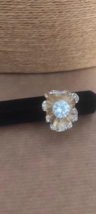 Anillo Grande Elegante Dorado con Circonitas Talla