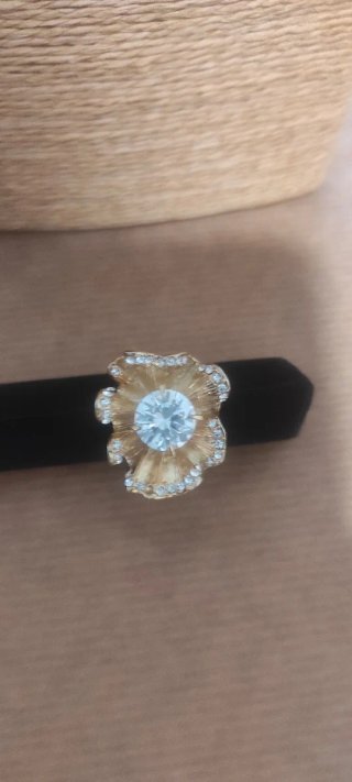 Anillo Grande Elegante Dorado con Circonitas Talla