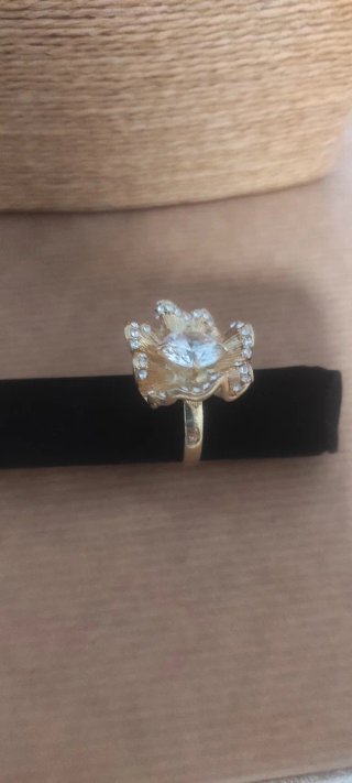 Anillo Grande Elegante Dorado con Circonitas Talla