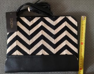 Bolso de mano con etiqueta