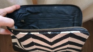 Bolso de mano con etiqueta