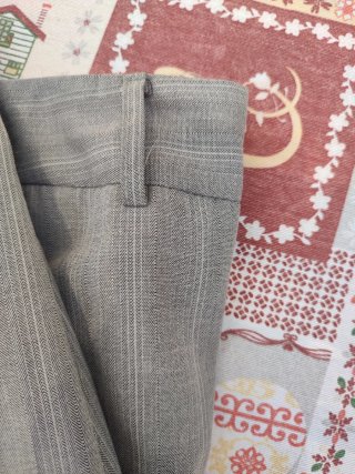 Traje gris raya diplomática blanca