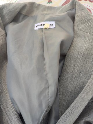 Traje gris raya diplomática blanca