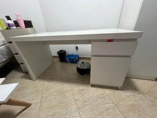 Escritorio blanco con cajones